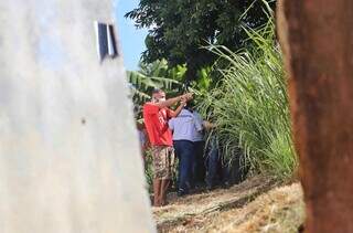 Durante reconstituição, Adjaderson, mostra aos policiais como crime ocorreu em terreno ao lado de casa. (Foto: Paulo Francis)