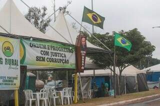 Caixão com a foto de Alexandre de Moraes no acampamento em frente ao CMO (Foto: Marcos Maluf/Arquivo)