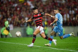 O atacante Luiz Araújo com a posse da bola no gramado do Maracanã. (Foto: Marcelo Cortez/Flamengo)