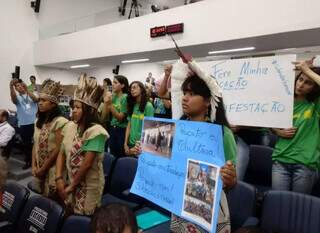 Protesto na Assembleia Legislativa de estudantes contra o fechamento da Escola Estadual Carlos Henrique Schrader, em Campo Grande, no ano de 2019 (Foto: Arquivo/Leonardo Rocha)