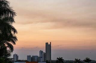 Céu da Capital com algumas nuvens nesta manhã (Foto: Henrique Kawaminami)