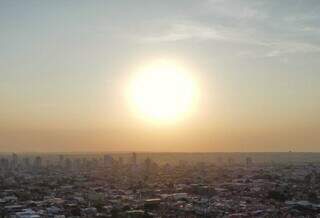 Sol brilha forte durante o dia de inverno, no céu encoberto por fumaça de incêndio em vegetação (Foto: Osmar Veiga)