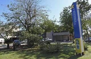 Fachada da Secretaria de Administração, no Jardim Veraneio, em Campo Grande (Foto: Bruno Rezende)