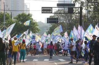 Cabos eleitorais de diversos candidatos na Avenida Afonso Pena, antes das eleições de 2022. (Foto: Henrique Kawaminami/Arquivo)