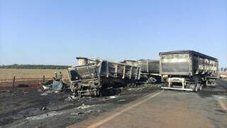 Carreta ficou completamente destruída após explosão. (Foto: Direto das Ruas)