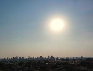 Sol forte e tempo seco registrado em Campo Grande nesta quinta-feira (Foto: Osmar Veiga) 