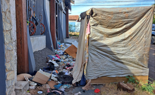 Barraca que José construiu em a sua residência para moradores de rua e usuários de entorpecente (Foto: reprodução / auto de prisão)