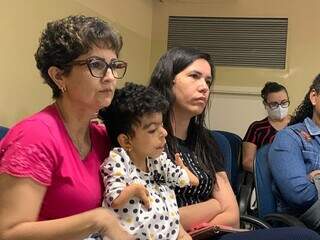 Mães durante reunião no CEM realizada na manhã desta quinta-feira (15). (Foto: Natália Olliver)