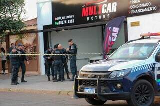 Polícia Militar no local onde houve tentativa de homicídio. (Foto: Juliano Almeida)