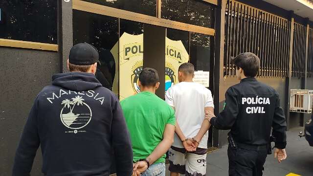 Com apoio a&eacute;reo, pol&iacute;cia faz opera&ccedil;&atilde;o contra tr&aacute;fico de drogas em 10 bairros