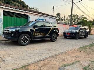 Viaturas em frente a um dos imóveis alvos de operação. (Foto: Divulgação)