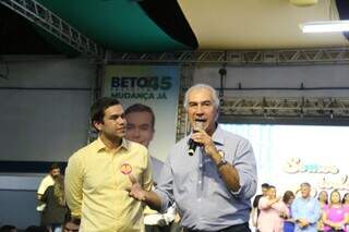 O presidente estadual do PSDB e ex-governador, Reinaldo Azambuja, durante lançamento de campanha na Avenida Calógeras. (Foto: Enryck Sena)