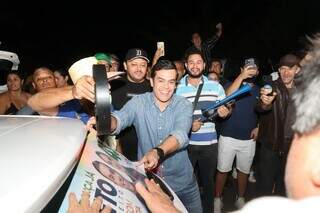 Candidato a prefeito da federação PSDB Cidadania, Humberto Pereira, o &#34;Beto Pereira&#34;, em adesivagem na madrugada de hoje (Foto: Divulgação/Assessoria)