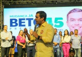 O candidato tucano Beto Pereira discursou para apoiadores na noite desta sexta-feira (16). (Foto: Enryck Sena)