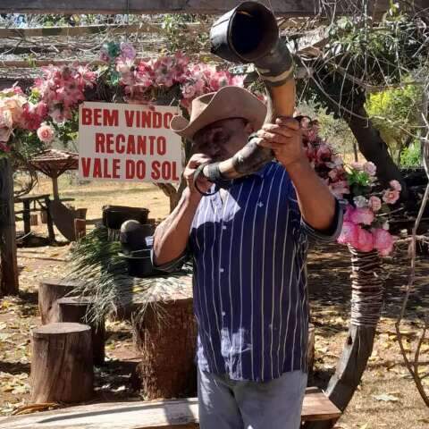 Em fazenda, berrante anuncia o almo&ccedil;o servido no fog&atilde;o &agrave; lenha