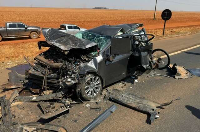 Carro fica destru&iacute;do ap&oacute;s ser prensado por carreta durante pare e siga 