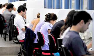 Candidatos estudando em cabines para Enem dos Concursos (Foto: Agência Brasil)