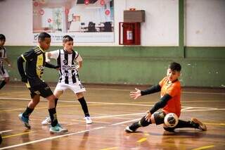 Jogadores disputam a posse da bola durante confronto da segunda rodada. (Foto: Reprodução/Copa Pelezinho)