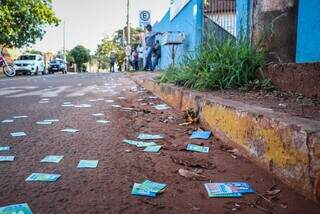 Santinhos de candidatos derramados em frente a local de votação na eleição passada (Foto: Hernrique Kawaminami)