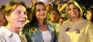 A senadora Tereza Cristina acompanhou adesivagem ao lado de Adriane Lopes e Camilla Nascimento. (Foto: Enryck Sena)