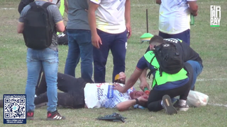 Técnico Mateus Sabatine no chão sendo atendido após ser agredido (Foto: Fair Play YouTube)