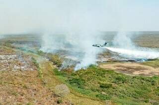 KC-390 Millennium despeja água em foco de incêndio no Pantanal (Foto: Divulgação)