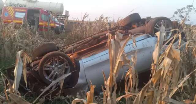 Motorista fica ferida ap&oacute;s perder controle e carro capotar em rodovia