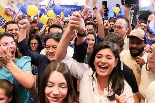 Chapa majoritária do União Brasil com Roberto Oshiro, candidato a vice, de mãos dadas com a candidata a prefeita Rose Modesto (Foto: Arquivo/Henrique Kawaminami)