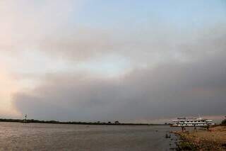 Fumaça do Pantanal chegando a Corumbá próximo ao Rio Paraguai (Foto: Henrique Kawaminami/Arquivo)  