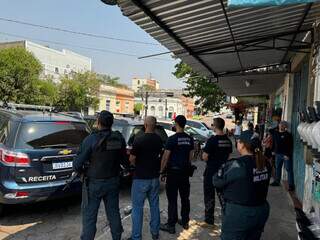 Agentes durante operação em Corumbá. (Foto: Diário Corumbaense)