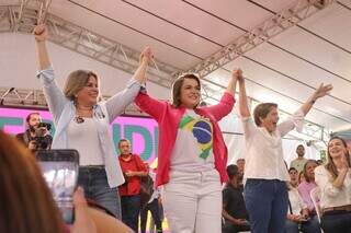 Prefeita Adriane Lopes ao lado da vice Camilla Nascimento e da senadora Tereza Cristina (Foto: Paulo Francis)