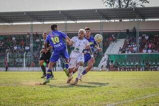 Jogadores do Operário Caarapoense e Dourados disputando bola no Estádio Carecão (Foto: @polygon_fotografia)