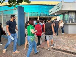 Entrada de candidatos no prédio da Uniderp, local de prova em Campo Grande (Foto: Marcos Maluf)