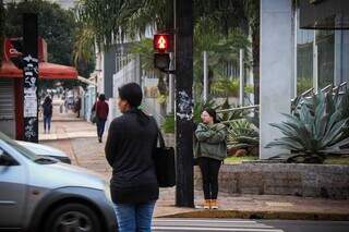 Mulheres agasalhadas na última frente fria que atingiu a Capital (Foto: Arquivo)