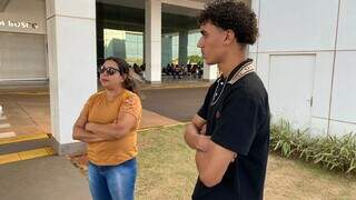 Estudante Víctor Ozzy, de 19 anos e a sua tia, a funcionária pública Cristiane Sandano, de 43 anos, não conseguiram chegar no horário (Foto: Antonio Bispo)