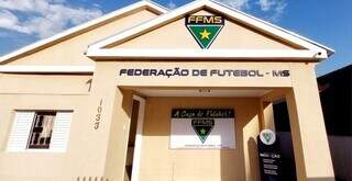 A reunião acontece na Casa do Futebol, sede da Federação, em Campo Grande (Foto: Anderson Ramos/Capital News)