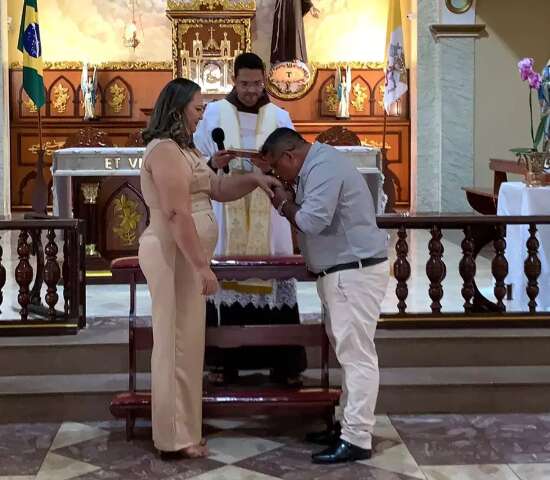 Sem vestido e terno, casal subiu ao altar ap&oacute;s 23 anos de sonho