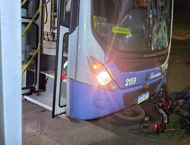 Motocicilista atinge &ocirc;nibus na contram&atilde;o e morre em Dourados 