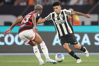 Thiago Almada driblando atleta Wesley no Estádio Nilton Santos (Foto: Vitor Silva/Botafogo)