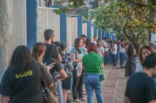 Candidatos formam fila em frente a Uniderp esperando a abertura dos portões para o Enem dos Concursos (Foto: Marcos Maluf)