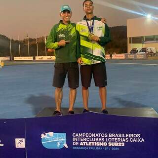 Treinador Eder Vaz e Paulo Henrique no pódio do Brasileiro (Foto: Divulgação)