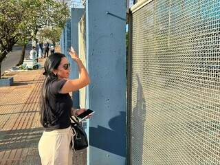 Candidata chegou e portão da Uniderp já estava fechado (Foto: Marcos Maluf)