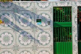 Casa que chama atenção no Bairro Pioneiros é toda revestida em azulejos (Foto: Juliano Almeida)