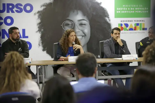 Ministra da Gestão e Inovação Ester em entrevista coletiva (Foto: Bruno Peres/Agência Brasil)