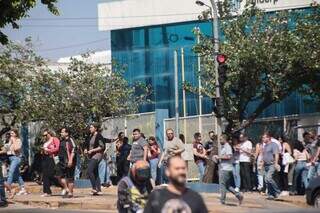 Candidatos em frente a Uniderp para fazer o CNPU neste domingo (Foto: Marcos Maluf)