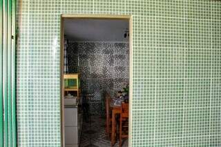 Lotada de azulejos, casal construiu sozinho a casa que sonhava