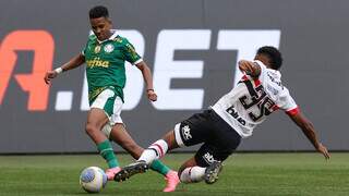 Estevão driblando jogador do São Paulo no Estádio Allianz Parque (Foto: Cesar Greco/Palmeiras)  