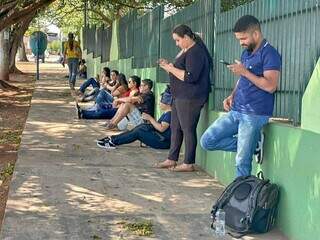 Candidatos sentados em frente à escola estadual Dolor Ferreira de Andrade, neste domingo (Foto: Marcos Maluf)