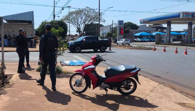 Caminhonete cruza preferencial e mata motociclista em avenida