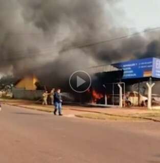 Oficina mecânica pega fogo e veículos ficam destruídos na fronteira